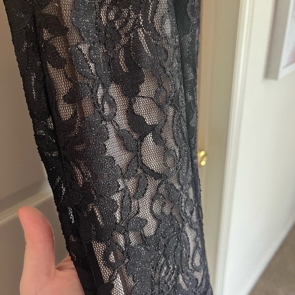 Beautiful size 12 elegant dress. Only worn once. On the Mermaid style side. - Picture 4 of 4